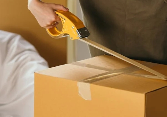 包装作业：员工正在打包TikTok订单