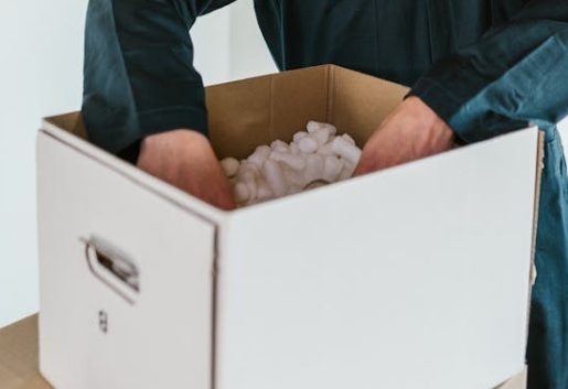 包装分拣：员工正在处理订单