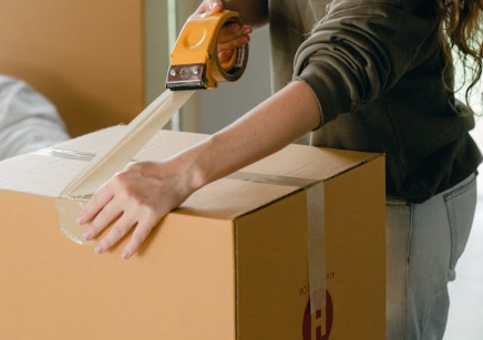 分拣作业：员工正在分拣不同平台订单