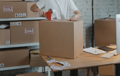 退货处理：员工检查退货服装