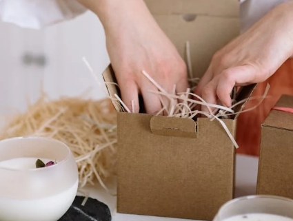 员工正在分拣货物：高效作业场景