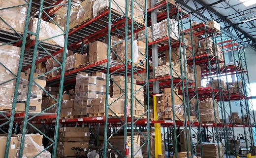 海外仓实景：货架与货物